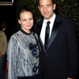 Sarah-Jane Fenton and Clive Owen at event of Nuodemiu miestas (2005)