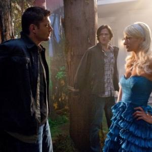 Still of Jensen Ackles, Paris Hilton and Jared Padalecki in Supernatural (2005)