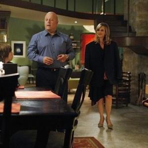 Still of Julie Benz Michael Chiklis and Kay Panabaker in No Ordinary Family 2010