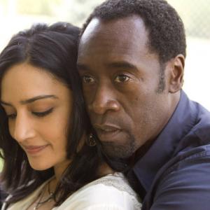 Still of Don Cheadle and Archie Panjabi in Isdavikas (2008)