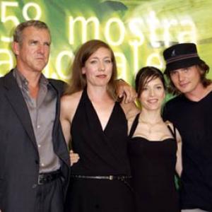 Melora Walters, Katherine Lindberg, Kris Park and Jamey Sheridan at event of Rain (2001)