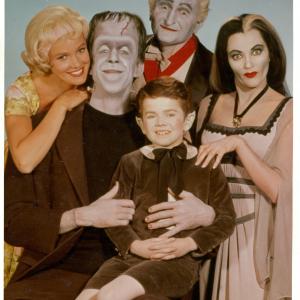 Still of Yvonne De Carlo, Fred Gwynne, Al Lewis, Butch Patrick and Pat Priest in The Munsters (1964)