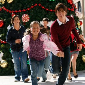 Still of Drake Bell and Josh Peck in Merry Christmas, Drake & Josh (2008)