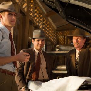 Still of Robert Patrick, Ryan Gosling and Michael Peña in Gangsteriu medziotojai (2013)
