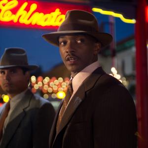 Still of Michael Pea and Anthony Mackie in Gangsteriu medziotojai 2013