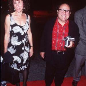 Danny DeVito and Rhea Perlman at event of Los Andzelas slaptai 1997