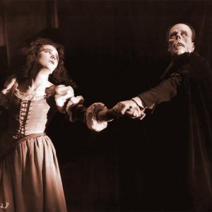 Still of Lon Chaney and Mary Philbin in The Phantom of the Opera 1925