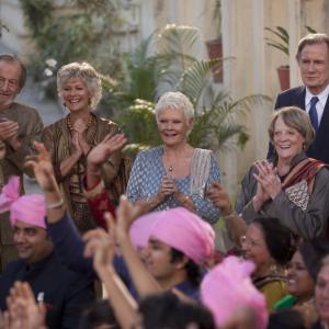 Still of Judi Dench, Maggie Smith, Diana Hardcastle, Celia Imrie, Bill Nighy and Ronald Pickup in Geriausias egzotiskas Marigold viesbutis 2 (2015)