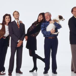 Still of Kelsey Grammer, David Hyde Pierce, John Mahoney, Peri Gilpin, Jane Leeves and Moose in Frasier (1993)