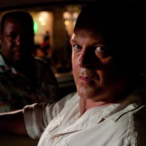 Still of Michael Chiklis and Wendell Pierce in Parkeris 2013