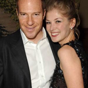 Toby Emmerich and Rosamund Pike at event of Fracture 2007