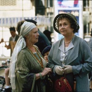 Still of Judi Dench and Joan Plowright in Arbatele su Musoliniu 1999