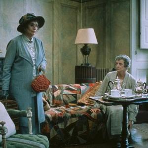 Still of Maggie Smith and Joan Plowright in Arbatele su Musoliniu 1999