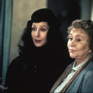 Still of Cher and Joan Plowright in Arbatele su Musoliniu 1999