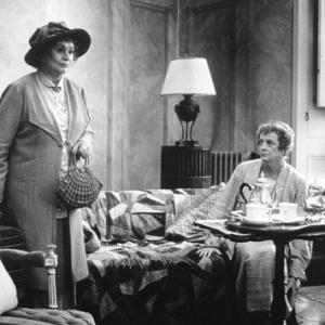 Still of Maggie Smith and Joan Plowright in Arbatele su Musoliniu (1999)