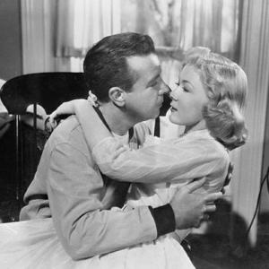 Still of Gloria Grahame and Dick Powell in The Bad and the Beautiful 1952