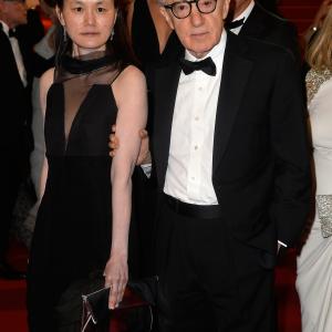 Woody Allen and SoonYi Previn at event of Neracionalus zmogus 2015