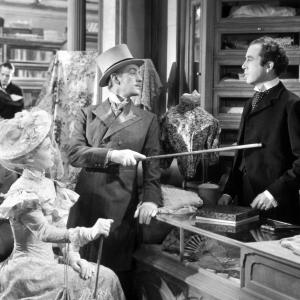 Still of Alec Guinness and Dennis Price in Kind Hearts and Coronets 1949