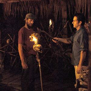 Still of Jeff Probst and Edgardo Rivera in Survivor 2000