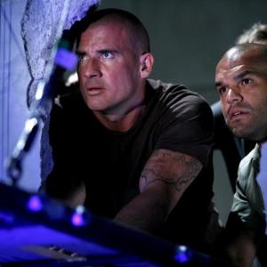 Still of Dominic Purcell and Amaury Nolasco in Kalejimo begliai (2005)