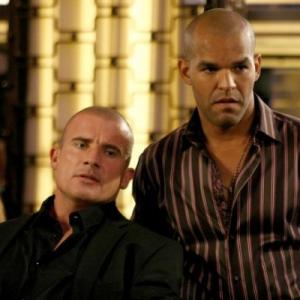 Still of Dominic Purcell and Amaury Nolasco in Kalejimo begliai 2005