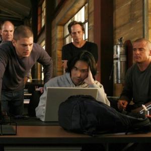 Still of William Fichtner Wentworth Miller Dominic Purcell and James Hiroyuki Liao in Kalejimo begliai 2005