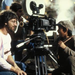 Steven Spielberg and Jonathan Ke Quan in Indiana Dzounsas ir lemties sventykla 1984