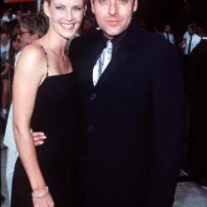 Tom Sizemore and Maeve Quinlan at event of Gelbstint eilini Rajena 1998