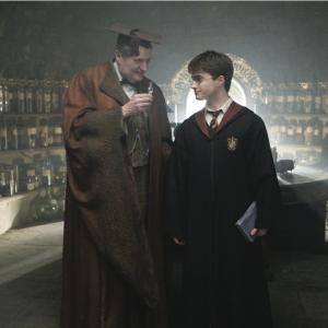 Still of Jim Broadbent and Daniel Radcliffe in Haris Poteris ir netikras princas (2009)