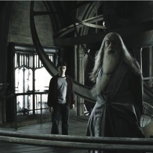 Still of Michael Gambon and Daniel Radcliffe in Haris Poteris ir netikras princas 2009