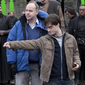 Still of Daniel Radcliffe and David Yates in Haris Poteris ir mirties relikvijos 2 dalis 2011