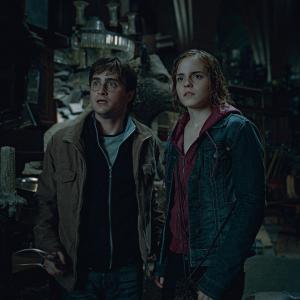 Still of Daniel Radcliffe and Emma Watson in Haris Poteris ir mirties relikvijos 2 dalis 2011