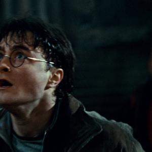 Still of Daniel Radcliffe and Emma Watson in Haris Poteris ir mirties relikvijos. 2 dalis (2011)