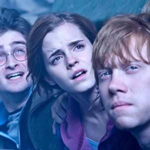 Still of Rupert Grint Daniel Radcliffe and Emma Watson in Haris Poteris ir mirties relikvijos 2 dalis 2011