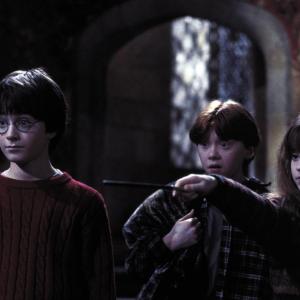 Still of Rupert Grint, Daniel Radcliffe and Emma Watson in Haris Poteris ir isminties akmuo (2001)