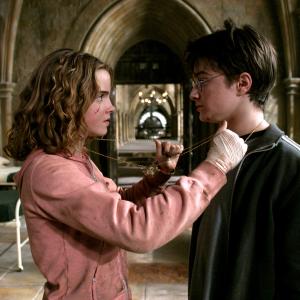 Still of Daniel Radcliffe and Emma Watson in Haris Poteris ir Azkabano kalinys 2004