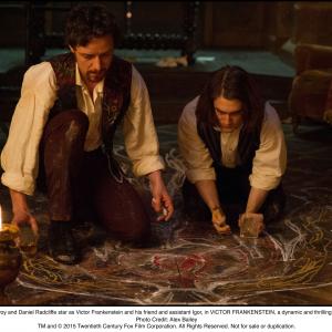 Still of James McAvoy and Daniel Radcliffe in Viktoras Frankensteinas 2015