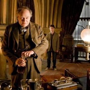 Still of Jim Broadbent and Daniel Radcliffe in Haris Poteris ir netikras princas 2009