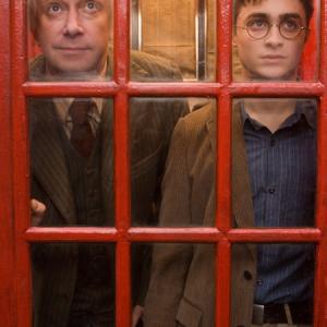 Still of Daniel Radcliffe and Mark Williams in Haris Poteris ir Fenikso brolija (2007)