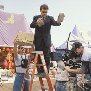Director SAM RAIMI (on ladder) creates some special effects on the set of Columbia Pictures' action adventure SPIDER-MAN. pp: Zade Rosenthal