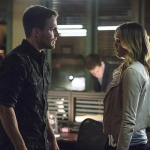 Still of David Ramsey, Katie Cassidy and Stephen Amell in Strele (2012)