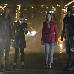 Still of David Ramsey Katie Cassidy Stephen Amell and Emily Bett Rickards in Strele 2012