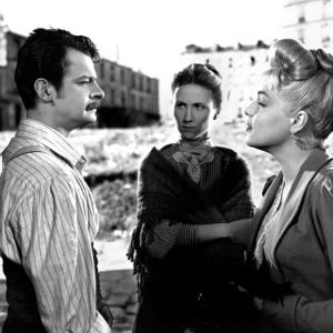 Still of Odette Barencey, Serge Reggiani and Simone Signoret in Casque d'or (1952)