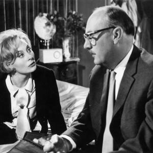 Still of Michele Morgan and Gottfried Reinhardt in Menschen im Hotel (1959)
