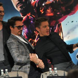 Robert Downey Jr., Jeremy Renner and Tom Hiddleston at event of Kersytojai (2012)
