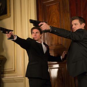 Still of Tom Cruise and Jeremy Renner in Neimanoma misija: slaptoji tauta (2015)