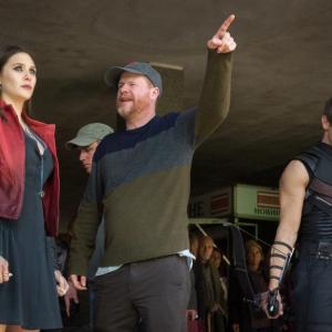Elizabeth Olsen, Jeremy Renner and Joss Whedon in Kersytojai 2 (2015)