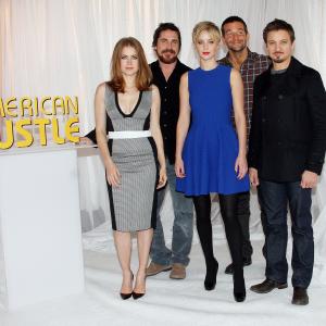 Christian Bale, Amy Adams, Bradley Cooper, Jeremy Renner and Jennifer Lawrence at event of Amerikietiska afera (2013)