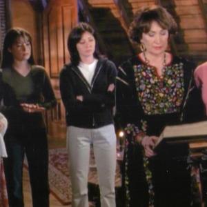Jennifer Rhodes with Alyssa Milano Shannon Doherty Holly Marie Combs and Finola Hughes on the set of CHARMED