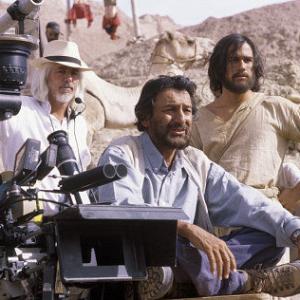 Left to right Director of photography Robert Richardson director Shekhar Kapur and Heath Ledger on the set
